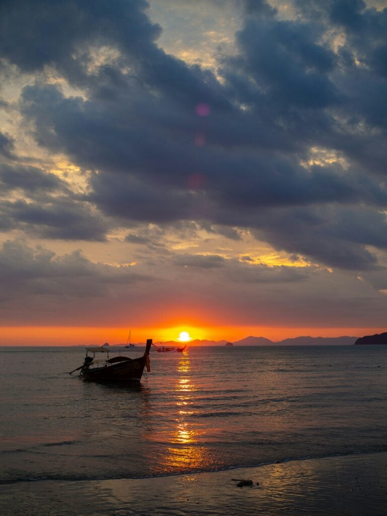 yoav-aziz-b8bqPf6w0BQ-unsplash